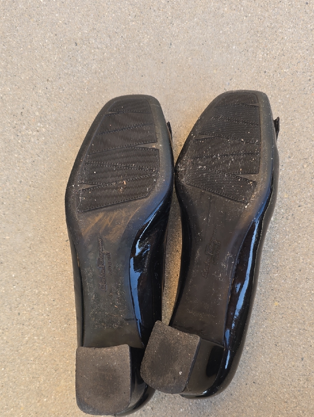 Salvatore Ferragamo Black Patent Vara Bow Block Heels Size 9 - Picture 9 of 13